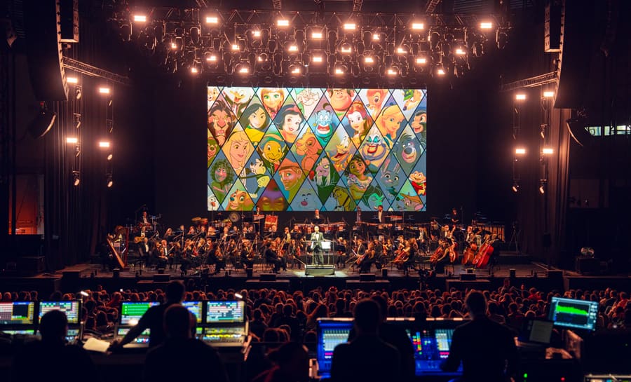 Simarro dirigiéndose al público en el escenario de Starlite Madrid