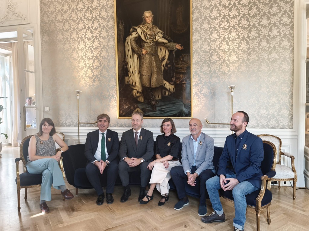 Fotografía del grupo sentado durante el encuentro de presentación