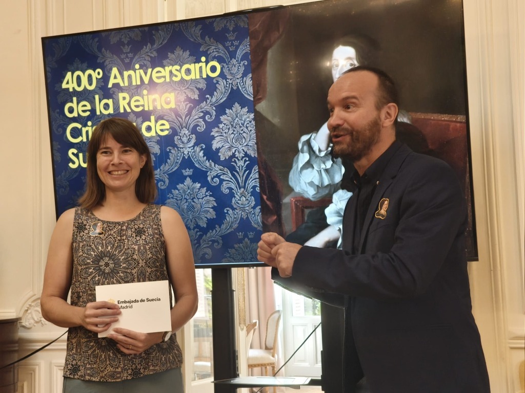 Momento de la presentación frente a la pantalla conmemorativa del 400.º aniversario